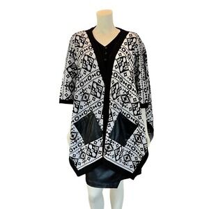 Shrug black and white with leather look pockets